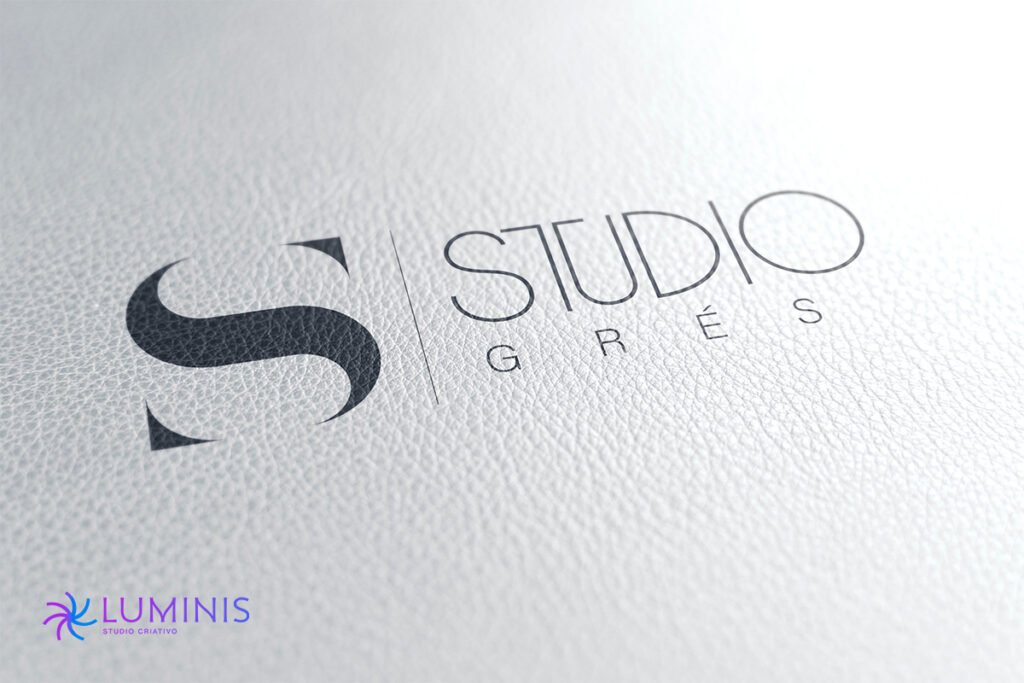 Visualização do logotipo sobre superfície texturizada, destacando refinamento e precisão no desenho.