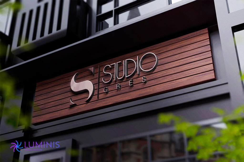 A marca aplicada em fachada com acabamento metálico, destacando a presença física do Studio Grés.